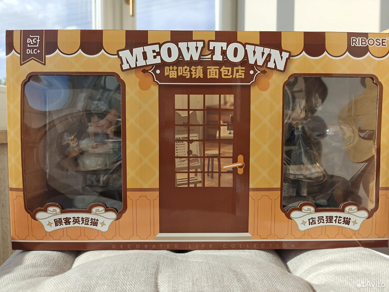 Meow Town Bakery от RIBOSE: сцена пекарни с двумя фигурками, фото 3